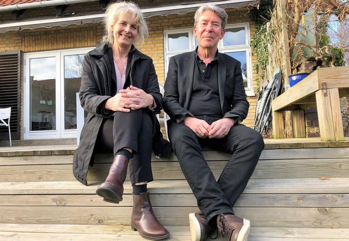 Anne Knudsen og Steen Valgreen-Voigt foran deres hus i Birkerød 
